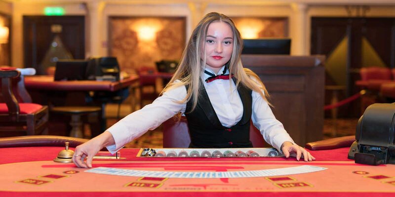 Người hỗ trợ các ván đấu casino là Dealer là gì